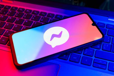 Prag, Çek Cumhuriyeti - 02-21-2025: Elçi logosunu gösteren dizüstü bilgisayar.