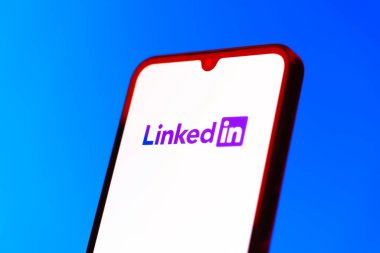 Prag, Çek Cumhuriyeti - 10 21 2024: Yüzeyde LinkedIn logosunu gösteren akıllı telefon.