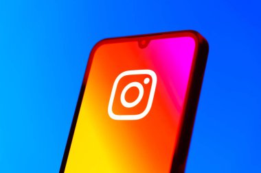 Prag, Çek Cumhuriyeti - 10 21 2024: Instagram logosu gösteren akıllı telefon.