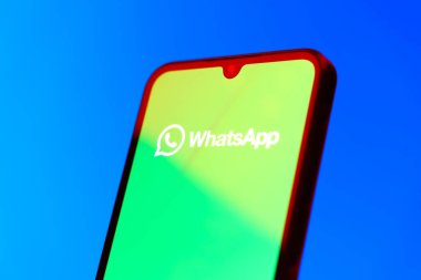 Prag, Çek Cumhuriyeti - 10 21 2024: Yüzeyde WhatsApp logosunu gösteren akıllı telefon.