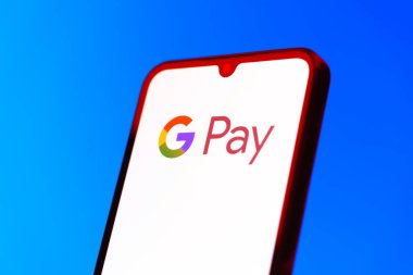 Prag, Çek Cumhuriyeti - 10 21 2024: Google Pay logosunu gösteren akıllı telefon.