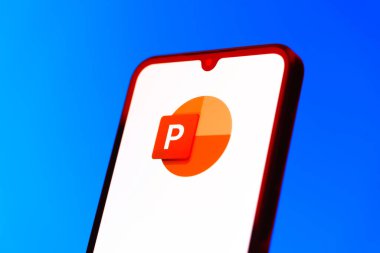 Prag, Çek Cumhuriyeti - 10 21 2024: Powerpoint logosunu gösteren akıllı telefon.