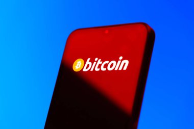 Prag, Çek Cumhuriyeti - 10 21 2024: Bitcoin logosunu gösteren akıllı telefon.