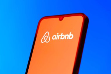 Prag, Çek Cumhuriyeti - 10 21 2024: Airbnb logosunu gösteren akıllı telefon.