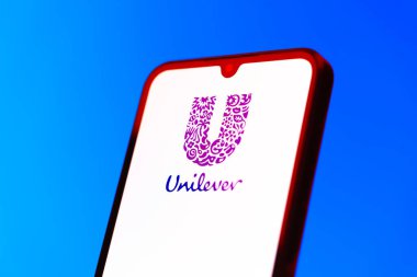 Prag, Çek Cumhuriyeti - 10 21 2024: Yüzeyde Unilever logosu gösteren akıllı telefon.