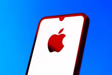 Prag, Çek Cumhuriyeti - 10 21 2024: Apple logosunu gösteren akıllı telefon.