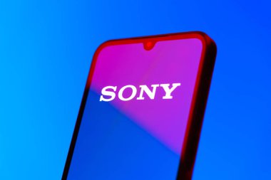 Prag, Çek Cumhuriyeti - 10 21 2024: Sony logosunu gösteren akıllı telefon.