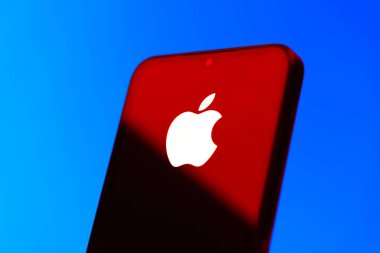 Prag, Çek Cumhuriyeti - 10 21 2024: Apple logosunu gösteren akıllı telefon.
