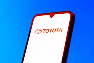 Prag, Çek Cumhuriyeti - 10 21 2024: Toyota logosunu gösteren akıllı telefon.