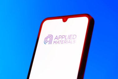 Prag, Çek Cumhuriyeti - 10 21 2024: Uygulamalı Malzeme logosunu gösteren akıllı telefon.