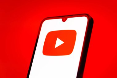 Prag, Çek Cumhuriyeti - 10 21 2024: Youtube logosunu gösteren akıllı telefon.