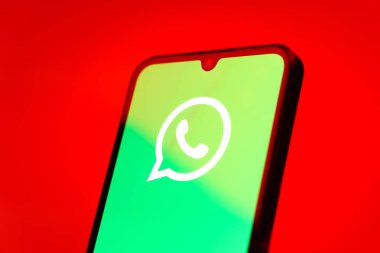 Prag, Çek Cumhuriyeti - 10 21 2024: Yüzeyde WhatsApp logosunu gösteren akıllı telefon.