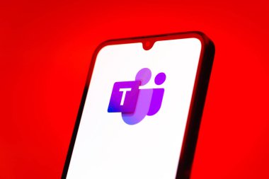 Prag, Çek Cumhuriyeti - 10 21 2024: Takım logolarını gösteren akıllı telefon.