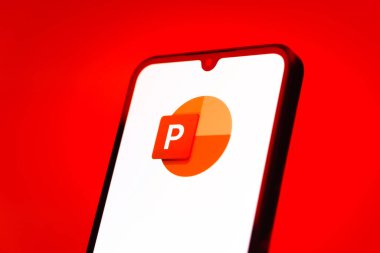Prag, Çek Cumhuriyeti - 10 21 2024: Powerpoint logosunu gösteren akıllı telefon.
