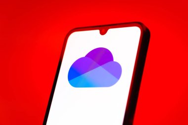 Prag, Çek Cumhuriyeti - 10 21 2024: Yüzeyde OneDrive logosu gösteren akıllı telefon.