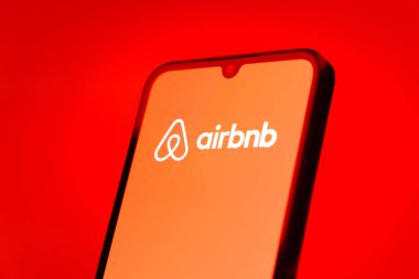 Prag, Çek Cumhuriyeti - 10 21 2024: Airbnb logosunu gösteren akıllı telefon.
