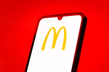 Prag, Çek Cumhuriyeti - 10 21 2024: Yüzeyde McDonalds logosunu gösteren akıllı telefon.