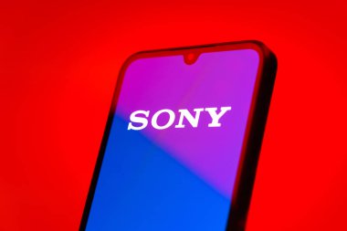 Prag, Çek Cumhuriyeti - 10 21 2024: Sony logosunu gösteren akıllı telefon.
