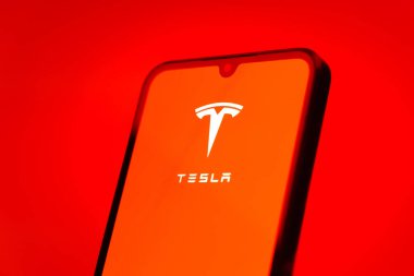 Prag, Çek Cumhuriyeti - 10 21 2024: Tesla logosunu gösteren akıllı telefon.