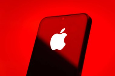 Prag, Çek Cumhuriyeti - 10 21 2024: Apple logosunu gösteren akıllı telefon.