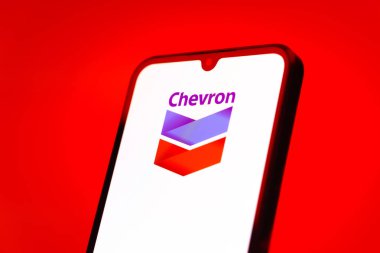 Prag, Çek Cumhuriyeti - 10 21 2024: Yüzeyde Chevron logosu gösteren akıllı telefon.