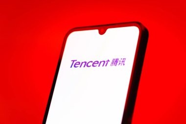 Prag, Çek Cumhuriyeti - 10 21 2024: Yüzeyde Tencent logosunu gösteren akıllı telefon.