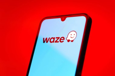 Prag, Çek Cumhuriyeti - 10 21 2024: Waze logosunu gösteren akıllı telefon.