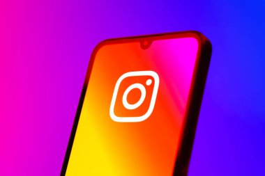 Prag, Çek Cumhuriyeti - 10 21 2024: Instagram logosu gösteren akıllı telefon.