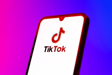Prag, Çek Cumhuriyeti - 10 21 2024: Tiktok logosunu gösteren akıllı telefon.