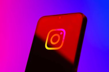 Prag, Çek Cumhuriyeti - 10 21 2024: Instagram logosu gösteren akıllı telefon.
