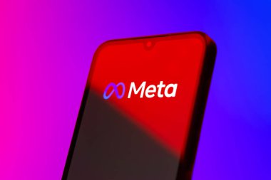 Prag, Çek Cumhuriyeti - 10 21 2024: Meta logosunu gösteren akıllı telefon.