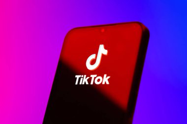Prag, Çek Cumhuriyeti - 10 21 2024: Tiktok logosunu gösteren akıllı telefon.