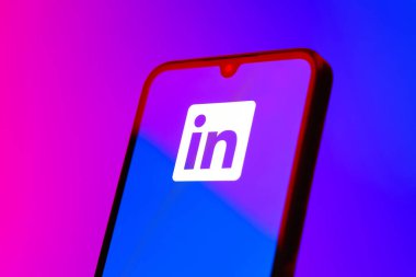 Prag, Çek Cumhuriyeti - 10 21 2024: Yüzeyde LinkedIn logosunu gösteren akıllı telefon.