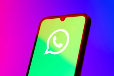 Prag, Çek Cumhuriyeti - 10 21 2024: Yüzeyde WhatsApp logosunu gösteren akıllı telefon.