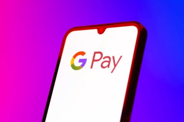 Prag, Çek Cumhuriyeti - 10 21 2024: Google Pay logosunu gösteren akıllı telefon.
