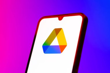 Prag, Çek Cumhuriyeti - 10 21 2024: Google Drive logosunu gösteren akıllı telefon.