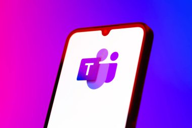 Prag, Çek Cumhuriyeti - 10 21 2024: Takım logolarını gösteren akıllı telefon.