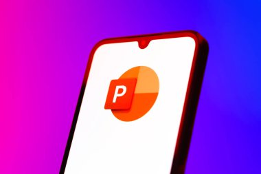 Prag, Çek Cumhuriyeti - 10 21 2024: Powerpoint logosunu gösteren akıllı telefon.