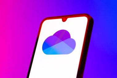 Prag, Çek Cumhuriyeti - 10 21 2024: Yüzeyde OneDrive logosu gösteren akıllı telefon.