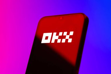Prag, Çek Cumhuriyeti - 10 21 2024: Yüzeyde OKX logosu gösteren akıllı telefon.