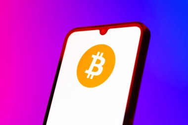 Prag, Çek Cumhuriyeti - 10 21 2024: Bitcoin logosunu gösteren akıllı telefon.