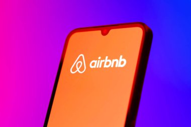 Prag, Çek Cumhuriyeti - 10 21 2024: Airbnb logosunu gösteren akıllı telefon.
