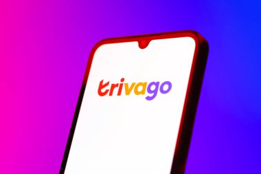 Prag, Çek Cumhuriyeti - 10 21 2024: Trivago logosunu gösteren akıllı telefon.