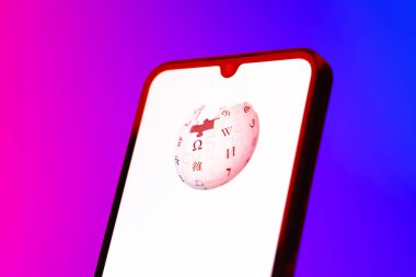 Prag, Çek Cumhuriyeti - 10 21 2024: Wikipedia logosunu gösteren akıllı telefon.