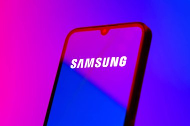 Prag, Çek Cumhuriyeti - 10 21 2024: Samsung logosunu gösteren akıllı telefon.