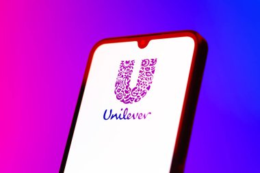 Prag, Çek Cumhuriyeti - 10 21 2024: Yüzeyde Unilever logosu gösteren akıllı telefon.