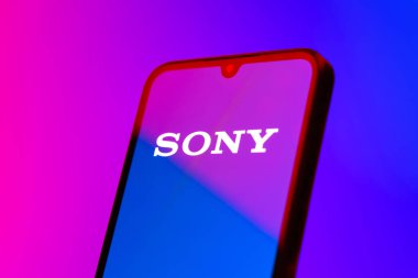 Prag, Çek Cumhuriyeti - 10 21 2024: Sony logosunu gösteren akıllı telefon.