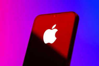Prag, Çek Cumhuriyeti - 10 21 2024: Apple logosunu gösteren akıllı telefon.