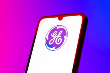 Prag, Çek Cumhuriyeti - 10 21 2024: Yüzeyde Genel Elektrik logosunu gösteren akıllı telefon.