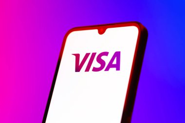 Prag, Çek Cumhuriyeti - 10 21 2024: Visa logosunu gösteren akıllı telefon.
